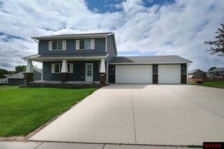 188 Creekside Dr, Eagle Lake, MN 56024