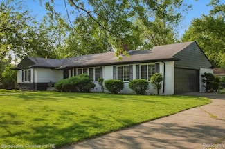 18051 Locherbie Ave, Beverly Hills, MI 48025