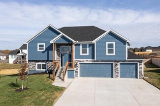 16338 Lois Ln, Basehor, KS 66007