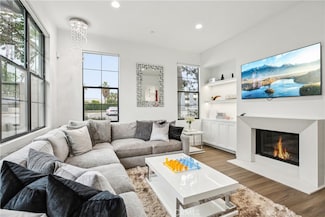 551 W Maple Ave, Orange, CA 92868