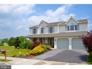 102 E Clearview Dr, Reading, PA 19608