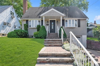 95 Falmouth Place, Albertson, NY 11507
