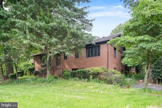 11712 Briggs Ct, Fairfax, VA 22030