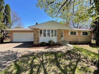 69 Langer Cir, Saint Paul, MN 55118