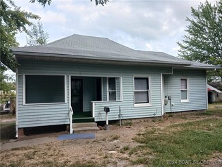 304 N Oak St, Stover, MO 65078