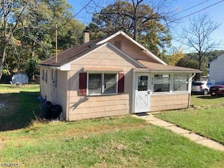 59 Hopatchung Rd, Hopatcong, NJ 07843