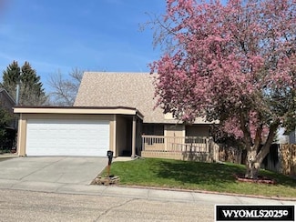 1020 Carriage Ln, Casper, WY 82609