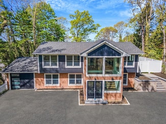40 Friendly Rd, Smithtown, NY 11787