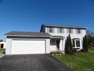 47 Woodstock Ln, Brockport, NY 14420