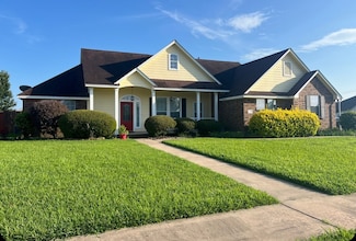 101 Revere Ct, Clute, TX 77531