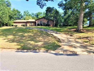 910 W 6th St, El Dorado, AR 71730