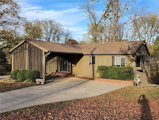 2716 N 10th St, Independence, KS 67301
