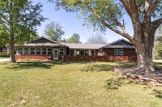1506 S Orchard Dr, Ottawa, KS 66067