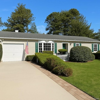 173 Hot Water St, Manorville, NY 11949