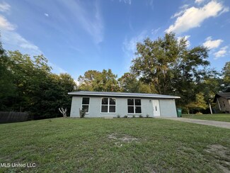 2112 Woodside Dr, Gautier, MS 39553