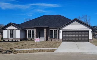 10 Gemstone Ct, Angleton, TX 77515