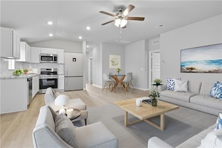 426 Rock Creek Dr, Tonganoxie, KS 66086