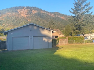 2045 Cloverlawn Dr, Grants Pass, OR 97527