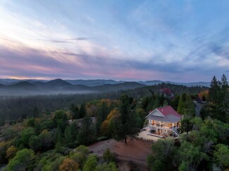 822 W Woodside St, Grants Pass, OR 97527