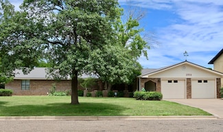2702 Holliday Dr, Plainview, TX 79072