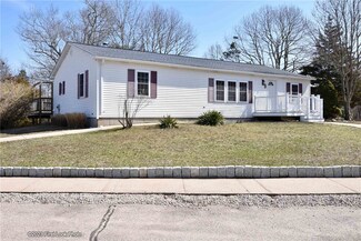 9 Holiday Ct, Wakefield, RI 02879