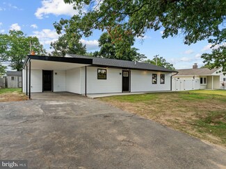 23 Flower Ln, Levittown, PA 19055