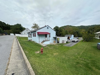 322 Circle Dr, Bluefield, VA 24605