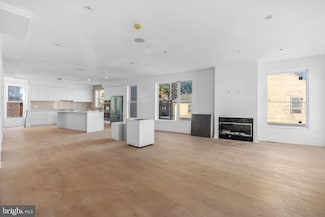 652 Fairmount Ave, Philadelphia, PA 19123