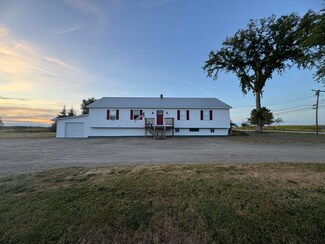 9 Main St, Corinth, ME 04427