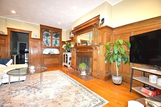 1793 Beacon St Unit 5, Brookline, MA 02445