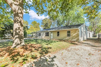 1402 Scottsdale Dr, Champaign, IL 61821