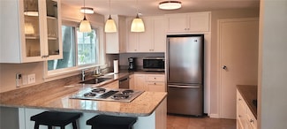 1 Cozzens Ct, Newport, RI 02840