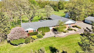 22340 Natasha Ln, South Lyon, MI 48178