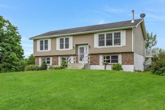 35 Rowe Rd, Red Hook, NY 12571