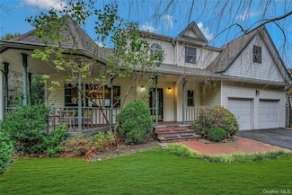 124 Fleets Cove Rd, Huntington, NY 11743