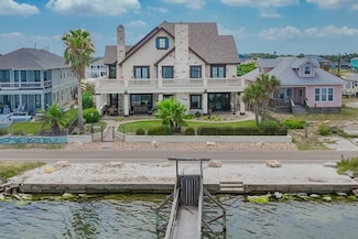 1229 S Water St, Rockport, TX 78382