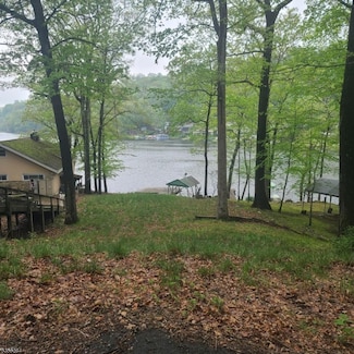 8 Oneida Ave, Hopatcong, NJ 07843