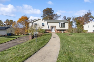25 Stowe Ct, Hamden, CT 06514