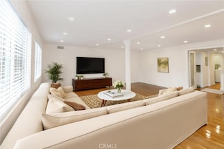 1610 N Hoover St, Los Angeles, CA 90027