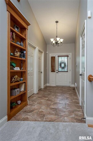 1702 Stone Gate Cir, Davenport, IA 52807