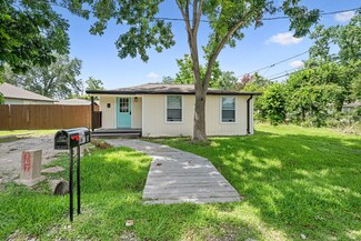 602 S 3rd St Unit D, La Porte, TX 77571