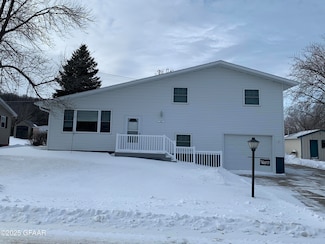 423 Emmerling Cir, Walhalla, ND 58282