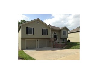 7122 N Hickory St, Kansas City, MO 64118