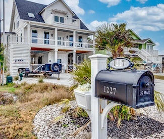 1227 S Magnolia St, Rockport, TX 78382