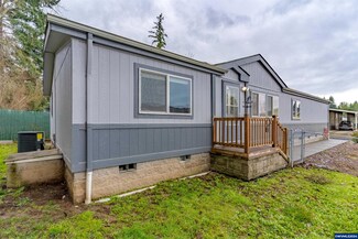 1015 Oak St, Silverton, OR 97381