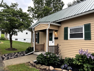 85 Charles St, Shinnston, WV 26431
