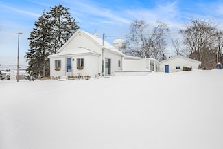 704 N Lakeview St, Ludington, MI 49431