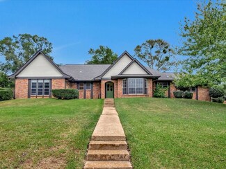 1325 Victoria Dr, Nacogdoches, TX 75965