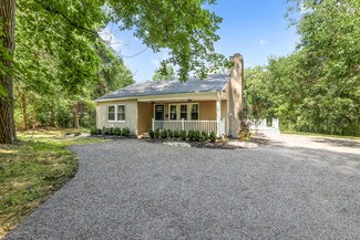 16 Grove St, Farmingdale, NJ 07727