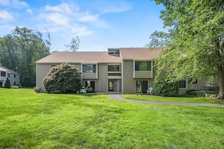 7 Thayer Pond Dr Unit 11, North Oxford, MA 01537